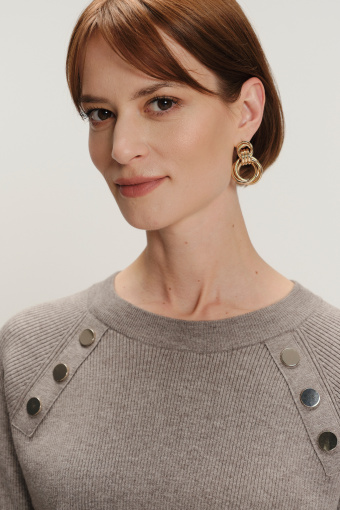 Szary casualowy sweter z ozdobnymi guzikami