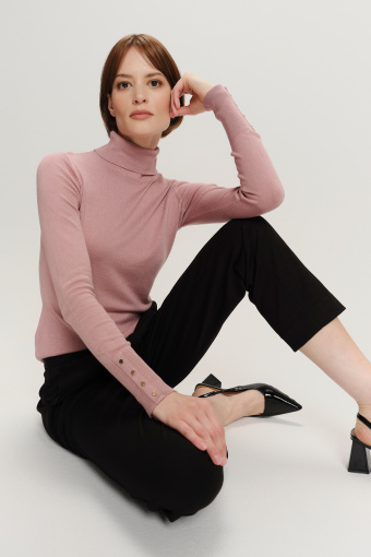 Sweter z golfem w kolorze pudrowo-różowym 