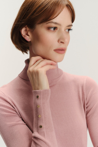 Sweter z golfem w kolorze pudrowo-różowym 