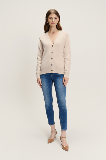 Klasyczny jasnobeżowy kardigan z kontrastowymi guzikami
