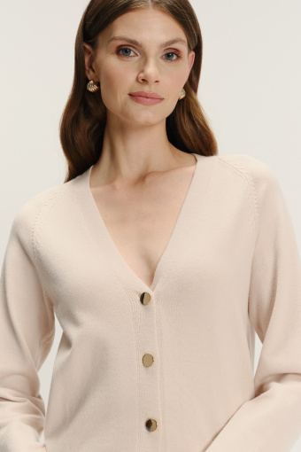 Klasyczny jasnobeżowy kardigan z kontrastowymi guzikami