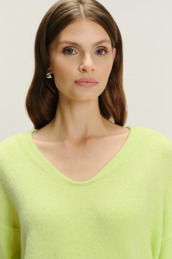 Luźny sweter w kolorze jasnej zieleni dekolt w V