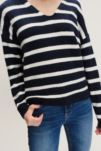 Luźny sweter w kontrastowe paski z dekoltem w V 