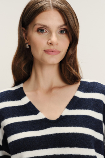 Luźny sweter w kontrastowe paski z dekoltem w V 