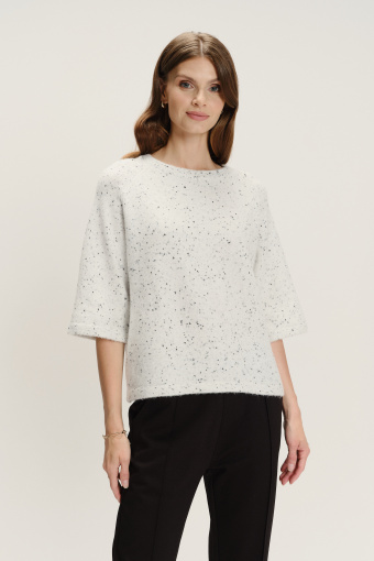 Luźny kremowy sweter z melanżowej dzianiny