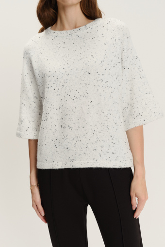 Luźny kremowy sweter z melanżowej dzianiny