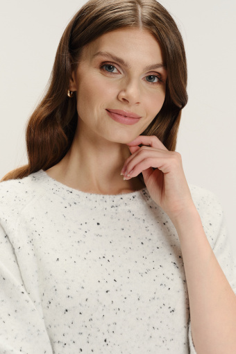 Luźny kremowy sweter z melanżowej dzianiny