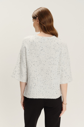 Luźny kremowy sweter z melanżowej dzianiny