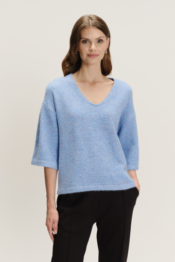 Błękitny sweter z domieszką wełny 