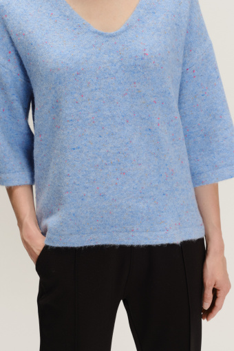 Błękitny sweter z domieszką wełny 