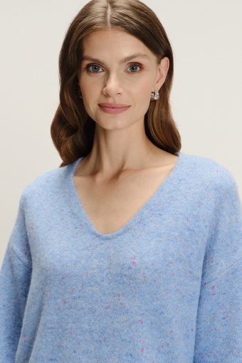 Błękitny sweter z domieszką wełny 