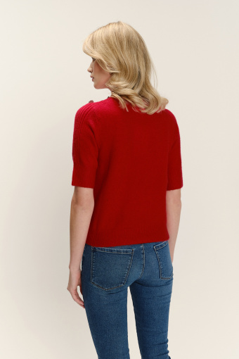 Czerwony sweter z biżuteryjnymi guzikami 