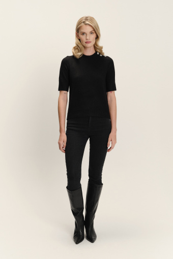 Czarny sweter z biżuteryjnymi guzikami 