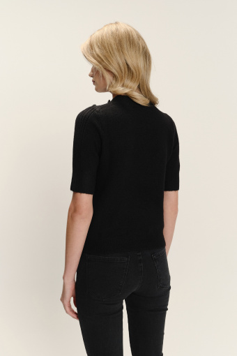 Czarny sweter z biżuteryjnymi guzikami 