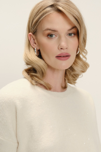 Biały sweter z połyskującymi detalami 