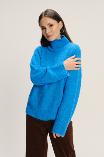 Gruby błękitny sweter z domieszką wełny