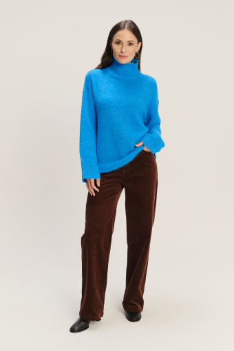 Gruby błękitny sweter z domieszką wełny