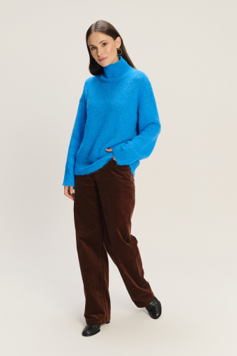 Gruby błękitny sweter z domieszką wełny