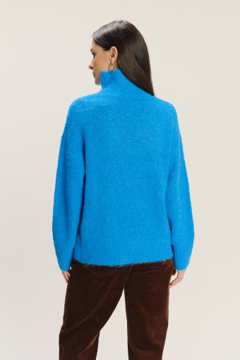 Gruby błękitny sweter z domieszką wełny