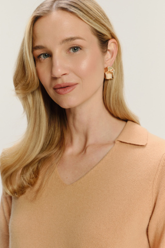 Efektowny sweter w kolorze wielbłądziej wełny