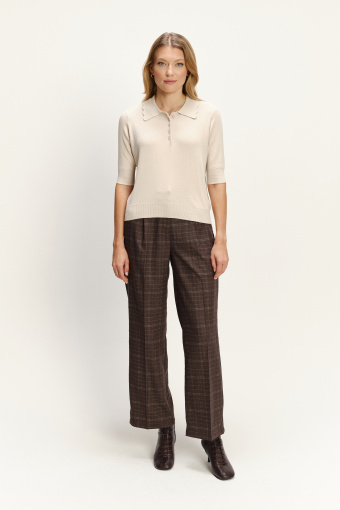 Kremowy sweter z ozdobnym kołnierzykiem