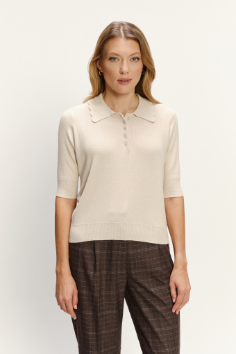 Kremowy sweter z ozdobnym kołnierzykiem