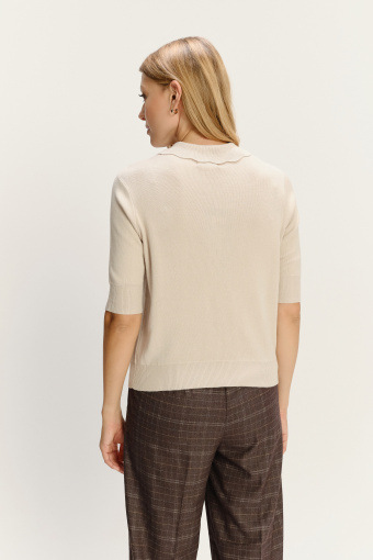 Kremowy sweter z ozdobnym kołnierzykiem