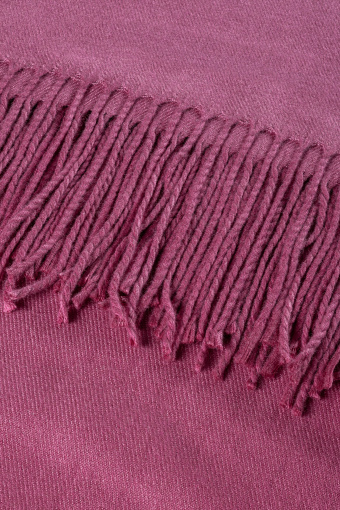 Ciemnoróżowy szalik z ozdobnymi frędzlami