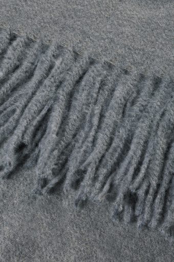 Klasyczny, ciemnoszary szalik z frędzlami