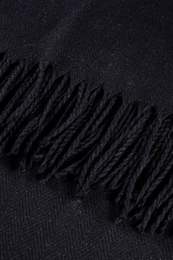 Klasyczny czarny szalik z frędzlami