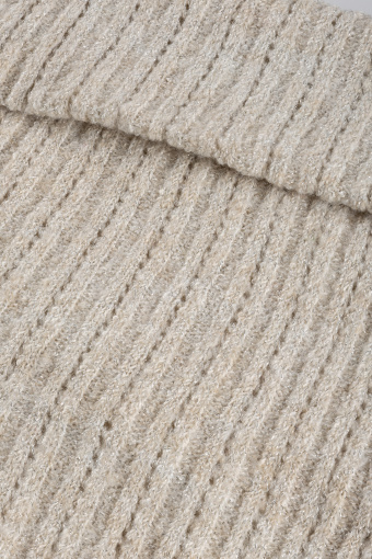 Kremowy komin z widocznym splotem