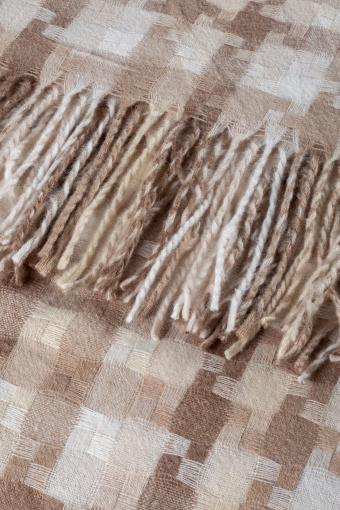 Szalik w beżową kratę z frędzlami 
