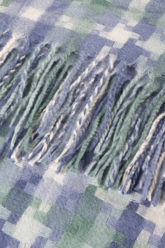 Szalik w niebieską kratę z frędzlami 