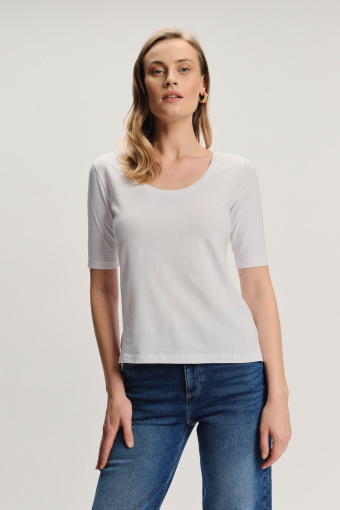 Uniwersalny biały top o dopasowanym fasonie