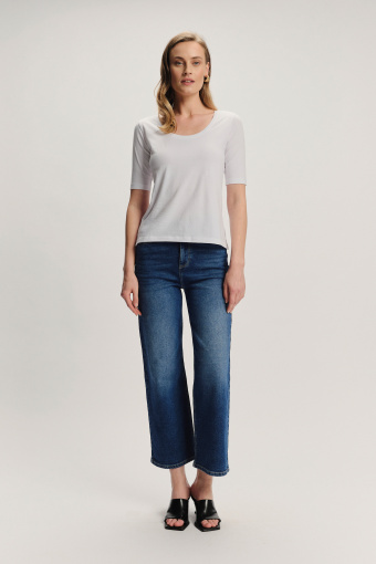 Uniwersalny biały top o dopasowanym fasonie