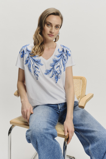 Biały top z błękitnym kwiatowym nadrukiem