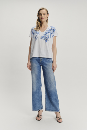 Biały top z błękitnym kwiatowym nadrukiem
