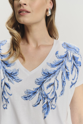 Biały top z błękitnym kwiatowym nadrukiem