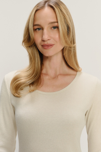 Kremowy longsleeve z miękkiej dzianiny