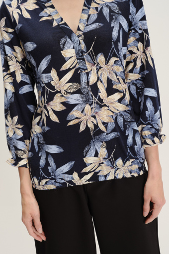 Czarny top w beżowo-niebieskie kwiaty Czarny top w beżowo-niebieskie kwiaty