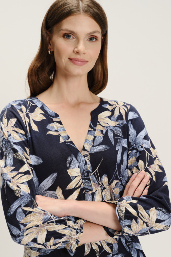 Czarny top w beżowo-niebieskie kwiaty Czarny top w beżowo-niebieskie kwiaty