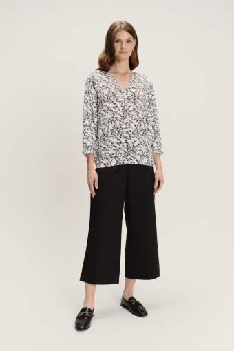 Biały top z drobnym kwiatowym wzorem