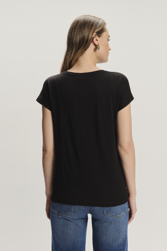 Czarny top z połyskującym napisem z przodu