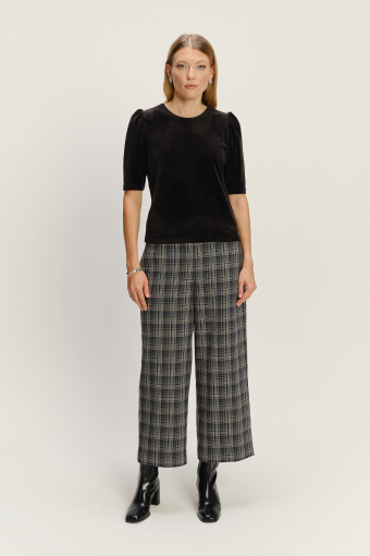 Czarny efektowny top z krótkimi bufiastymi rękawami