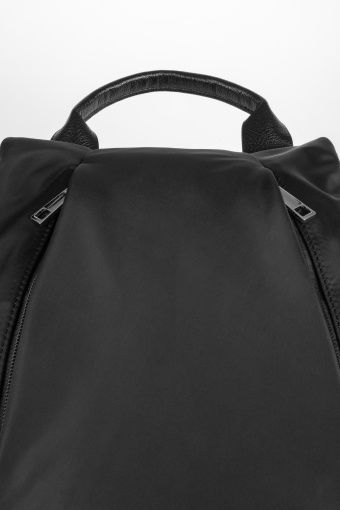 Czarny plecak z praktycznymi kieszeniami