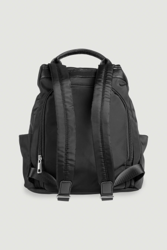 Czarny plecak z praktycznymi kieszeniami