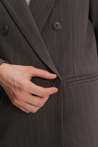 Elegancka dwurzędowa marynarka w subtelne prążki 