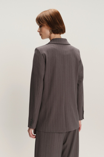 Elegancka dwurzędowa marynarka w subtelne prążki 