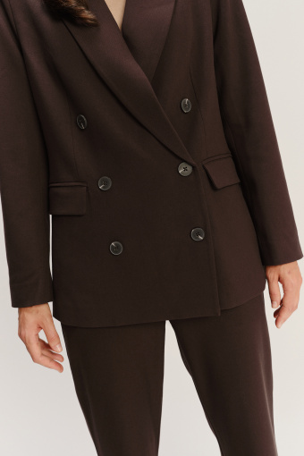 Dwurzędowy żakiet w kolorze czekoladowego brązu 