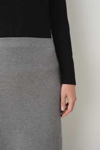 Szara dzianinowa spódnica midi